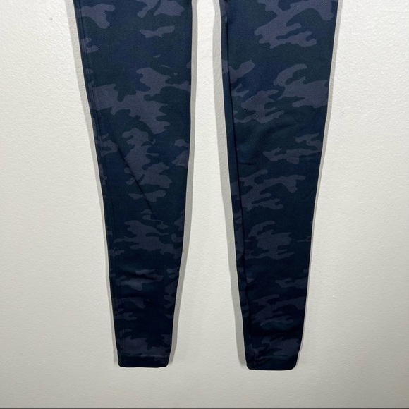 SPANX Look At Me Now Seamless Black Camo Leggings Womens Size Small NWT - Picture 7 of 9